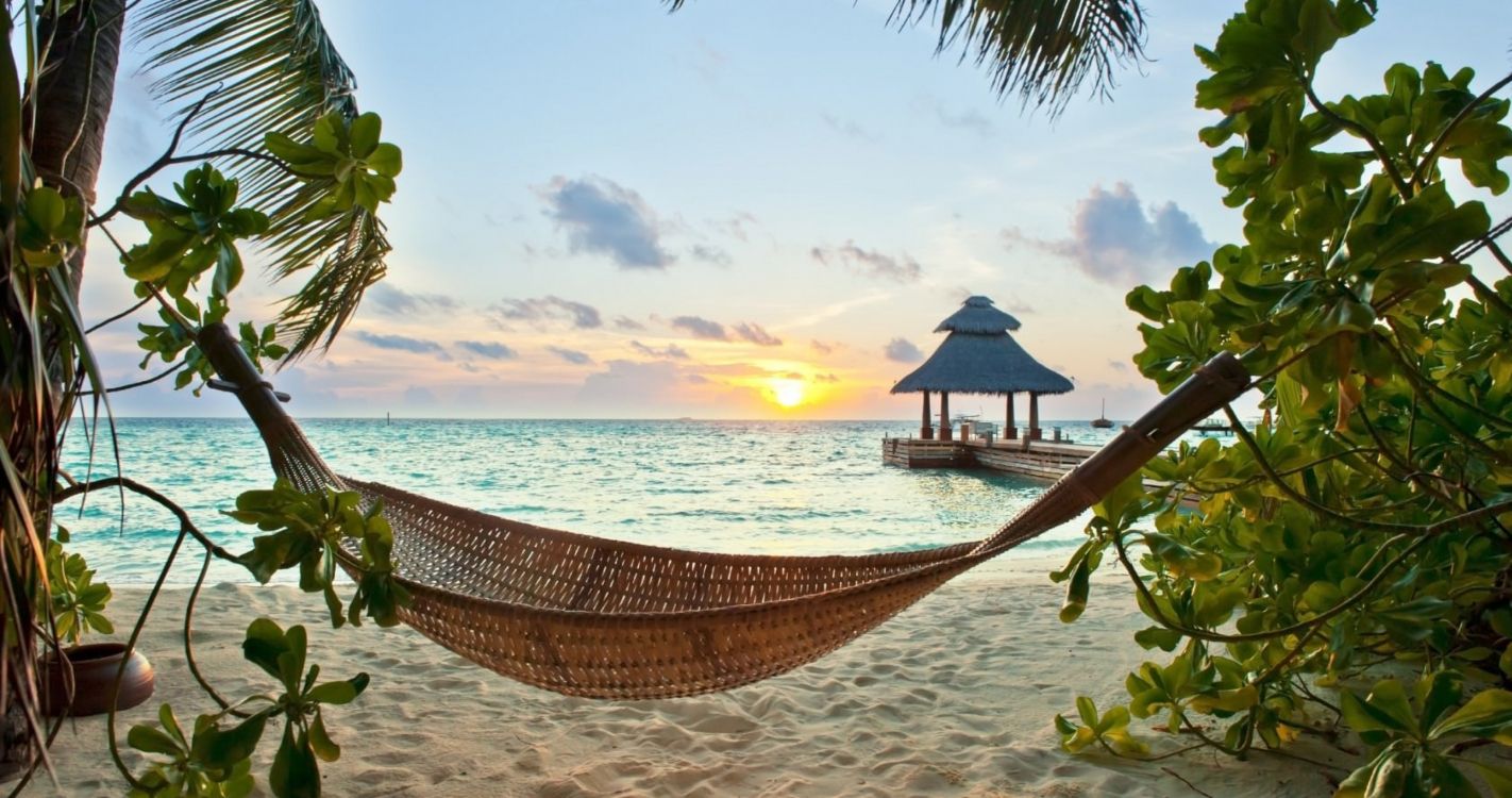 Hamac Brun Sur la Plage Pendant le Coucher du Soleil. Wallpaper in 4096x2160 Resolution