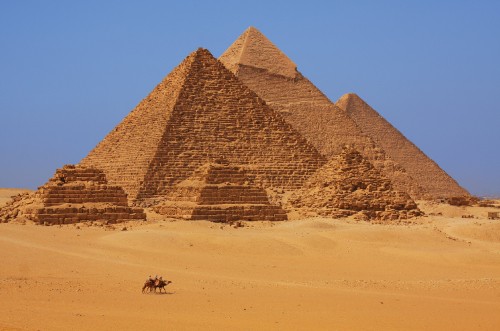 Image pyramid of giza in the desert during daytime