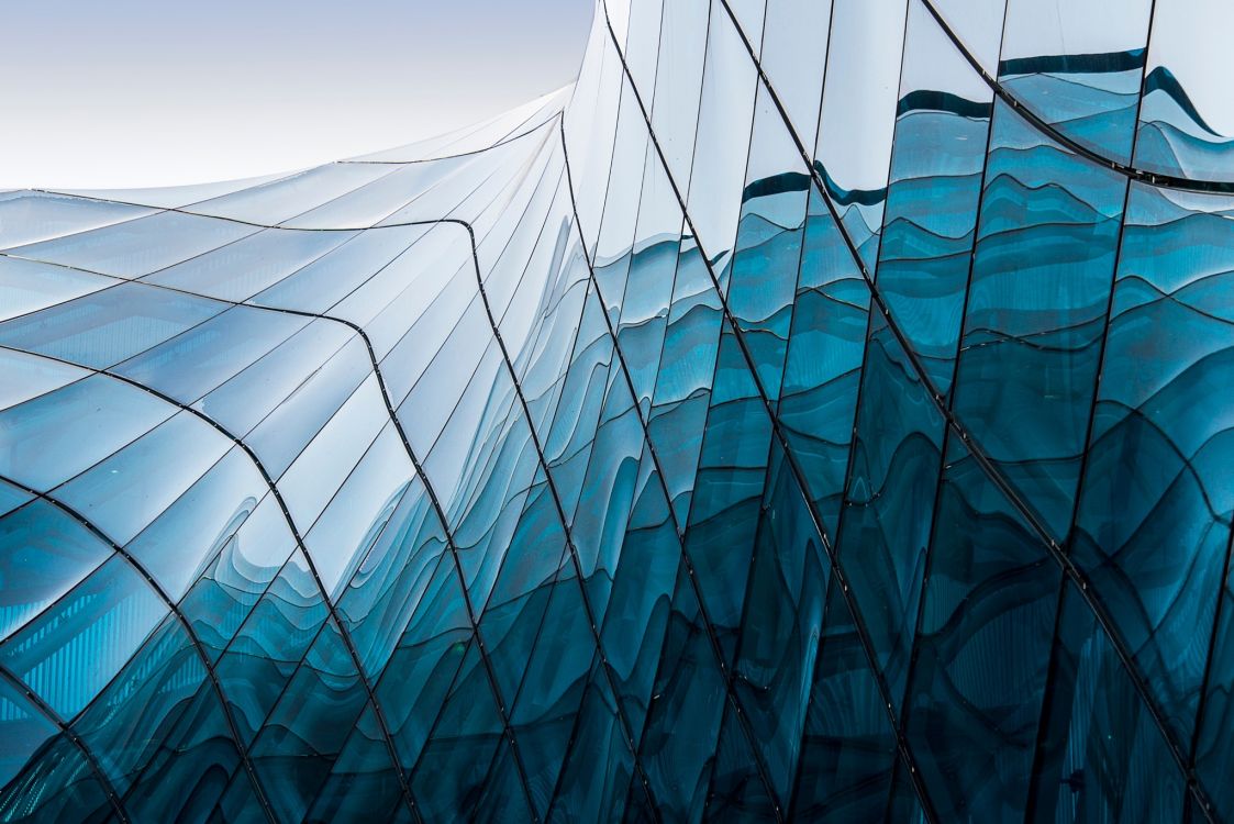 Bâtiment en Verre Bleu et Blanc. Wallpaper in 2048x1367 Resolution