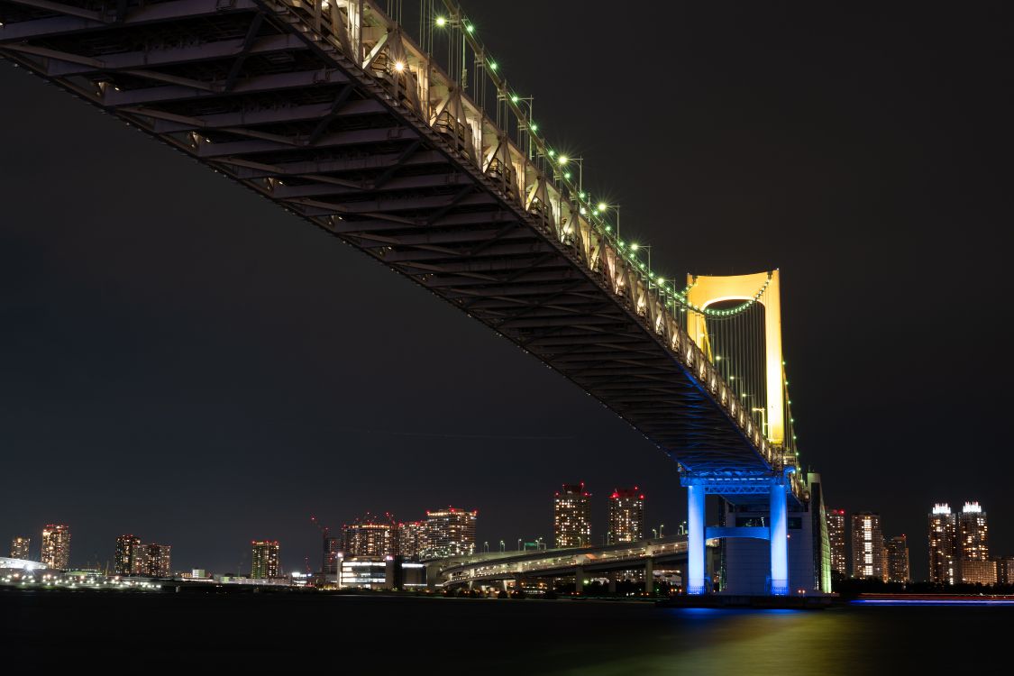 Puente Iluminado en Azul Durante la Noche. Wallpaper in 6000x4000 Resolution
