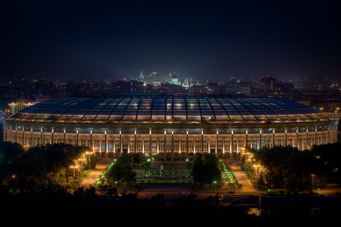 Edificio Blanco y Negro Durante la Noche. Wallpaper in 4204x2798 Resolution