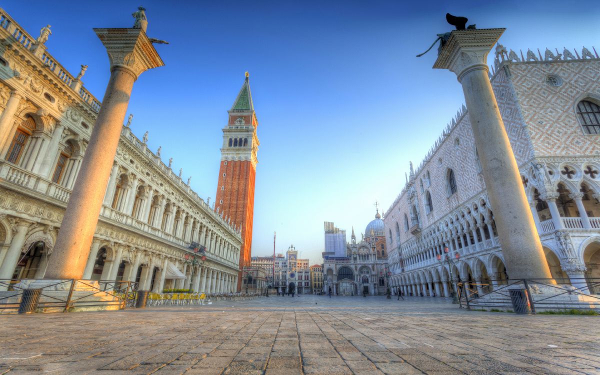 Bâtiment en Béton Blanc et Marron Sous Ciel Bleu Pendant la Journée. Wallpaper in 3840x2400 Resolution
