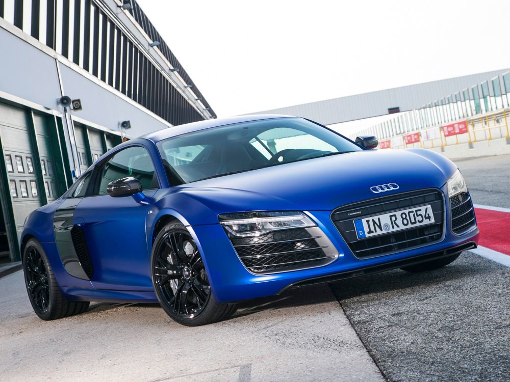 Blauer Audi r 8 Auf Parkplatz Geparkt. Wallpaper in 2048x1536 Resolution