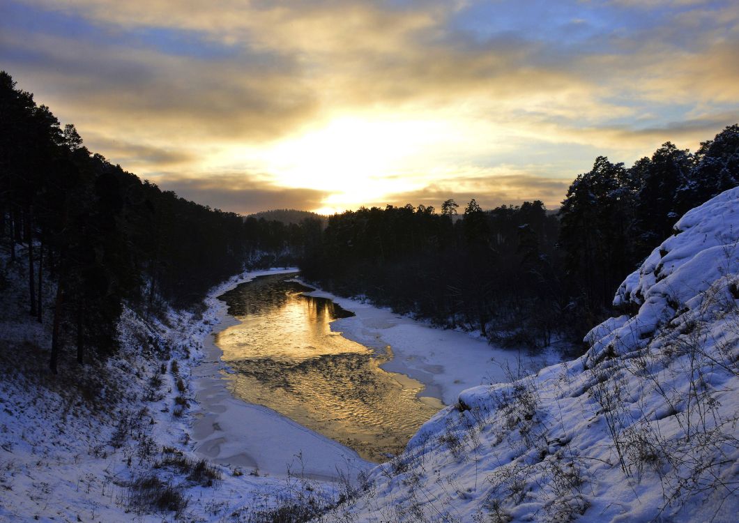 Campo Cubierto de Nieve y Árboles Durante el Día. Wallpaper in 3307x2339 Resolution