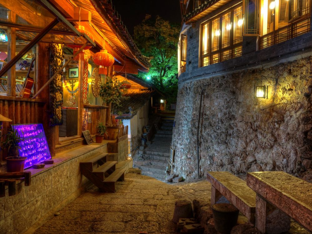 Chaises et Tables en Bois Marron Près de la Maison en Bois Marron Pendant la Journée. Wallpaper in 4096x3072 Resolution