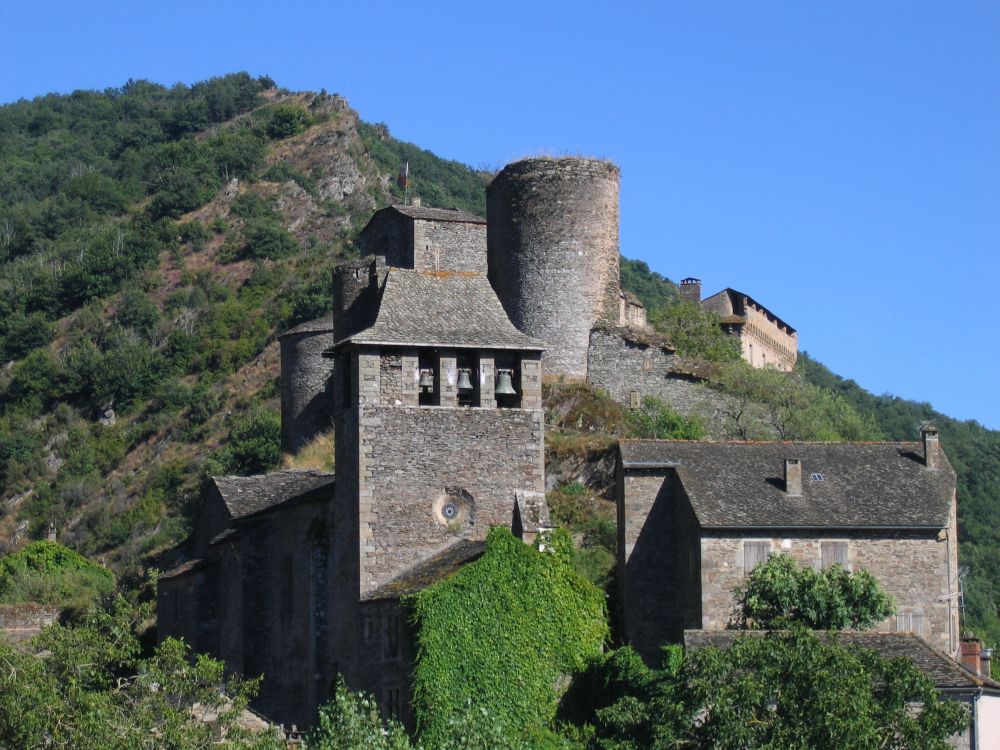 Edificio de Hormigón Gris Sobre el Campo de Hierba Verde Durante el Día. Wallpaper in 2592x1944 Resolution