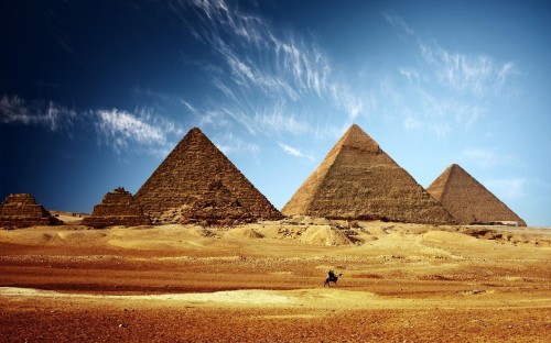 Image brown pyramid under blue sky during daytime