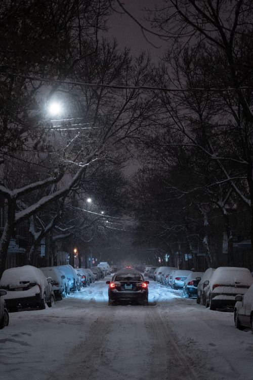 Autos Parken Nachts Auf Schneebedeckter Straße. Wallpaper in 2624x3936 Resolution
