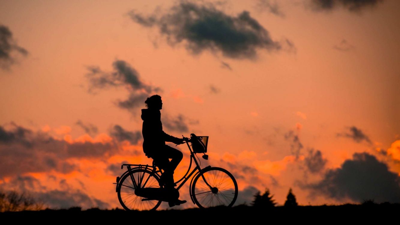 Silhouette D'homme Faisant du Vélo Pendant le Coucher du Soleil. Wallpaper in 2126x1196 Resolution