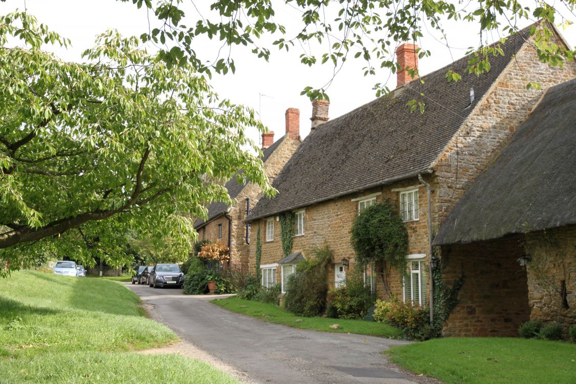 Suv Negro Estacionado Junto al Edificio de Ladrillo Marrón Durante el Día. Wallpaper in 3000x2000 Resolution