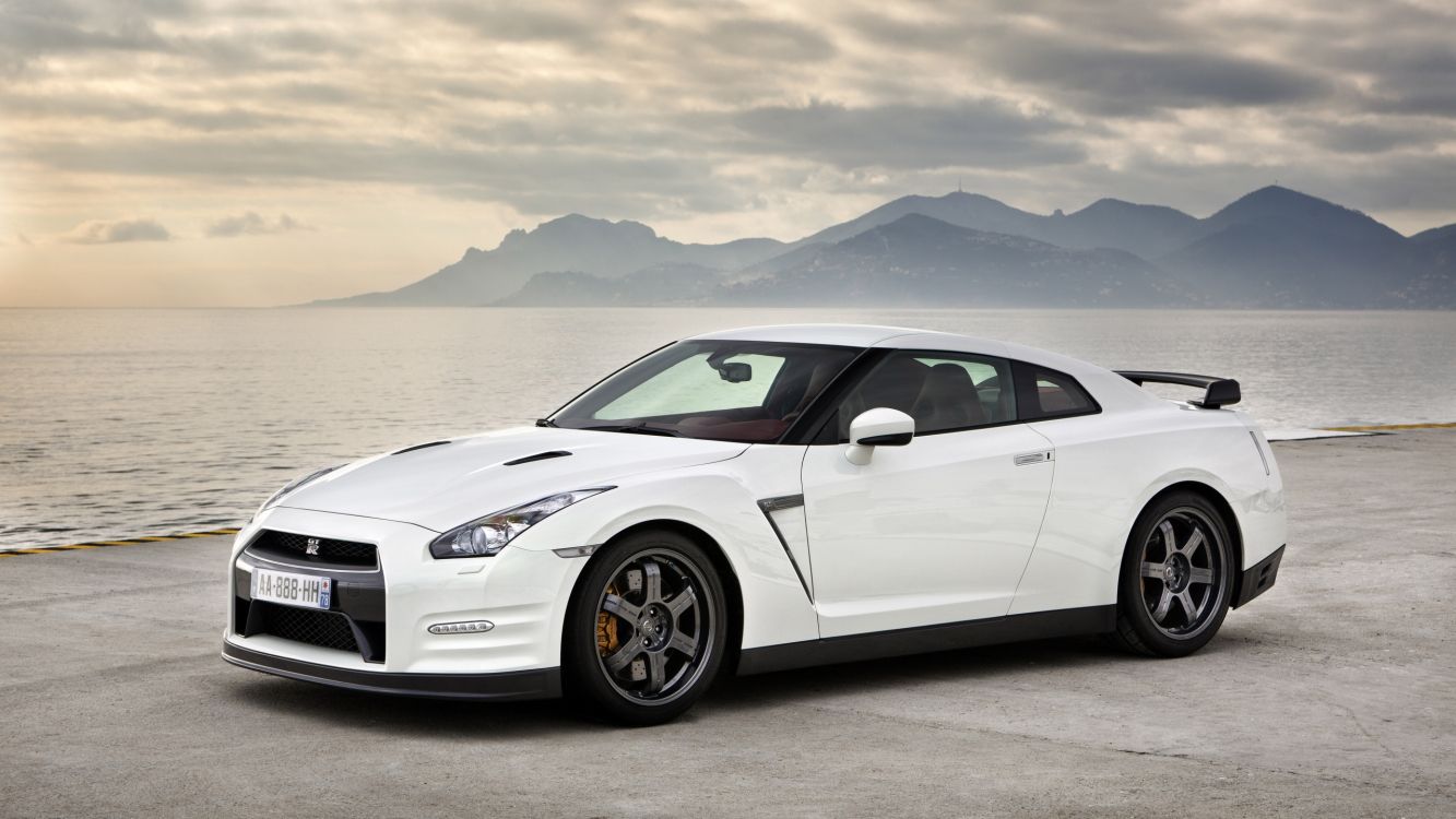 Porsche 911 Blanche Garée au Bord de la Mer Pendant la Journée. Wallpaper in 2560x1440 Resolution