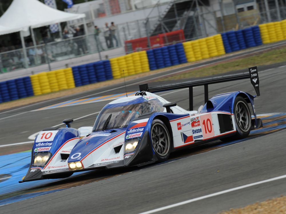 Coche de Carreras Blanco y Azul en la Pista Durante el Día. Wallpaper in 2048x1536 Resolution