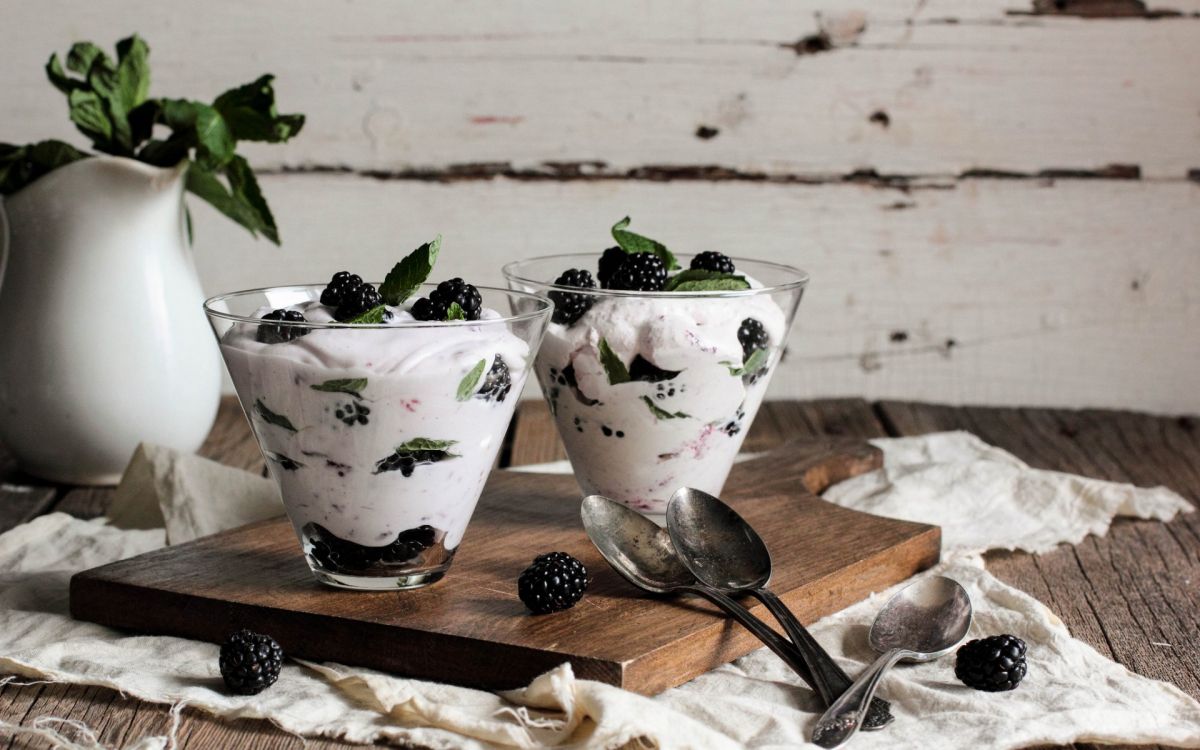 Weißes Und Grünes Blumentrinkglas Auf Braunem Holzschneidebrett. Wallpaper in 1920x1200 Resolution