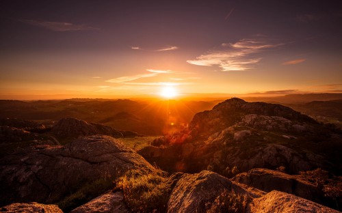 Image brown rocky mountain during sunset