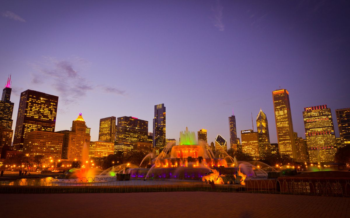 Skyline Der Stadt Mit Nachts Eingeschalteten Lichtern. Wallpaper in 3840x2400 Resolution