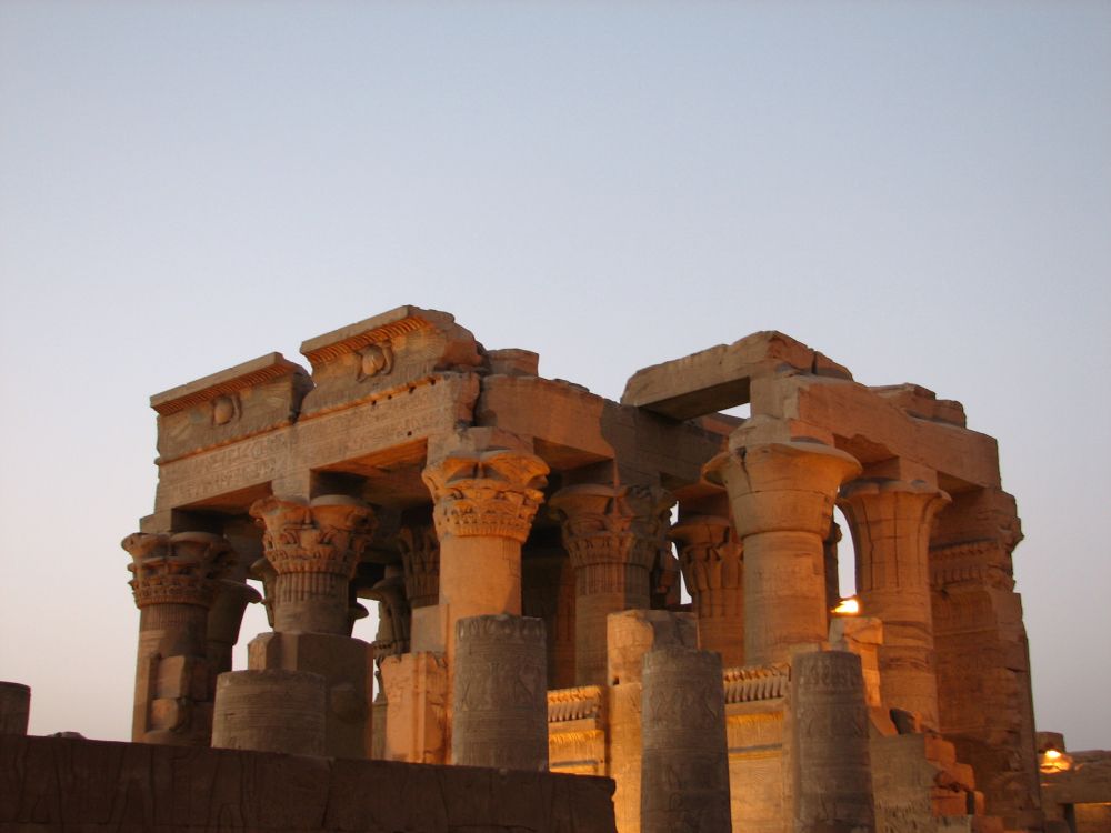 Braunes Betongebäude Unter Blauem Himmel Tagsüber. Wallpaper in 2592x1944 Resolution