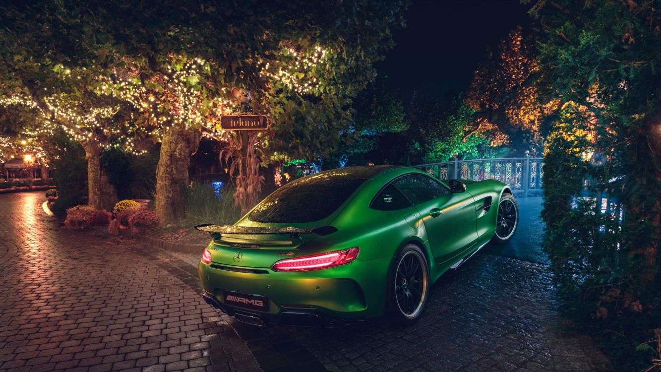 Porsche 911 Verde Estacionado Cerca de Árboles de Hojas Verdes Durante el Día. Wallpaper in 3840x2160 Resolution