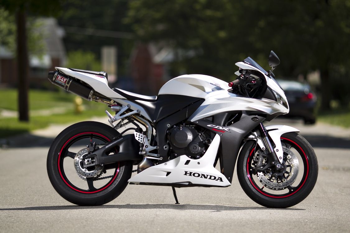 Black and White Sports Bike. Wallpaper in 4833x3222 Resolution