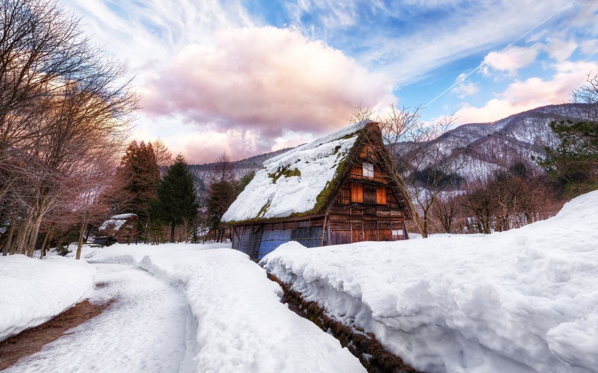 Braunes Holzhaus Auf Schneebedecktem Boden Unter Weißen Wolken Und Blauem Himmel Tagsüber. Wallpaper in 5120x3200 Resolution