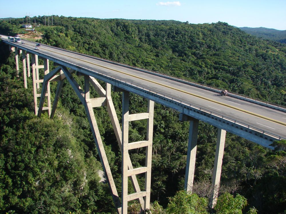 Weiße Metallbrücke Über Grüne Bäume Tagsüber. Wallpaper in 2816x2112 Resolution