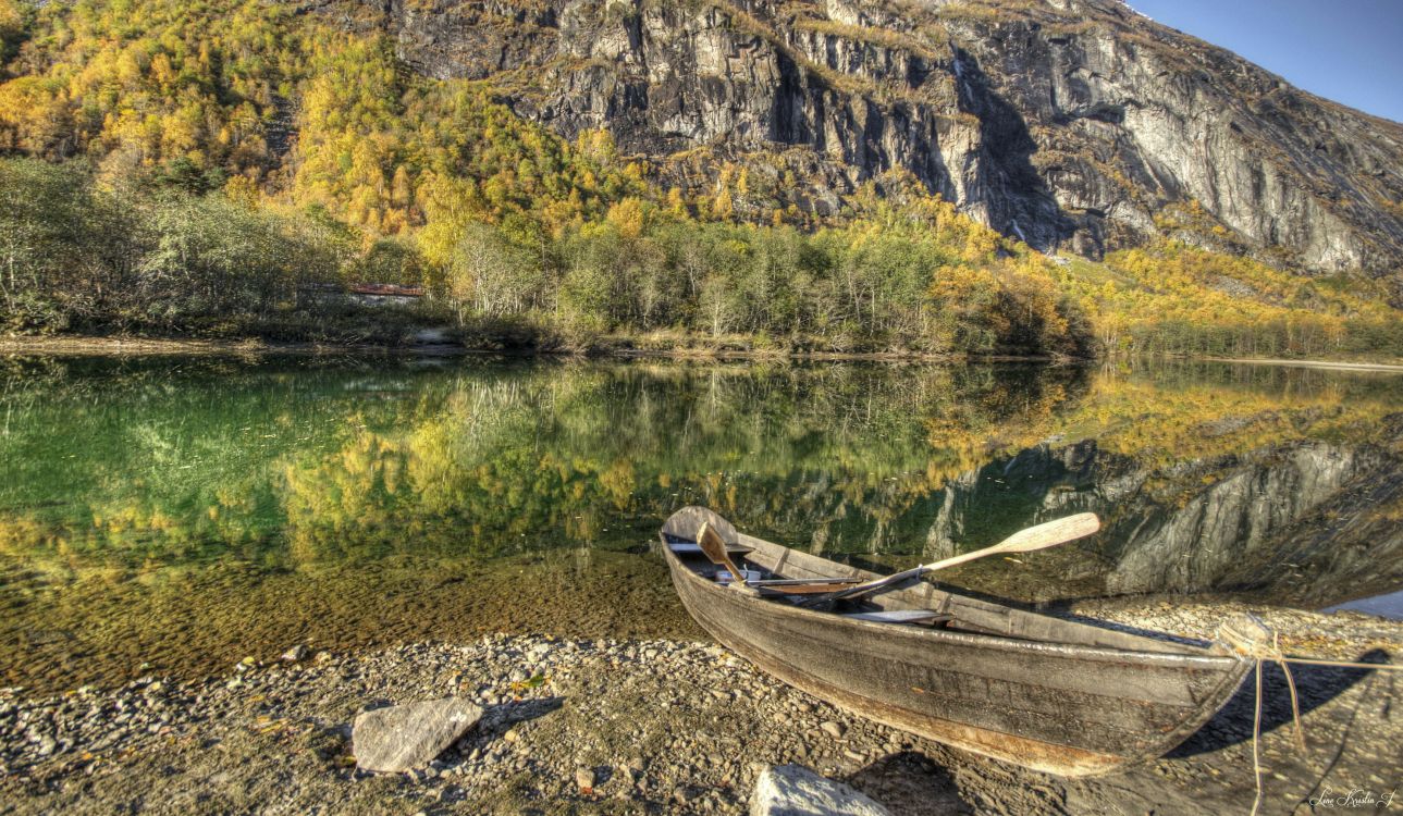 Canoa de Madera Marrón en la Orilla Del Lago Durante el Día. Wallpaper in 2972x1728 Resolution