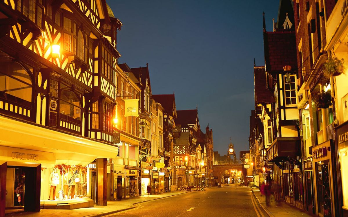 Voitures Garées à Côté de la Route Entre Les Bâtiments Pendant la Nuit. Wallpaper in 2560x1600 Resolution