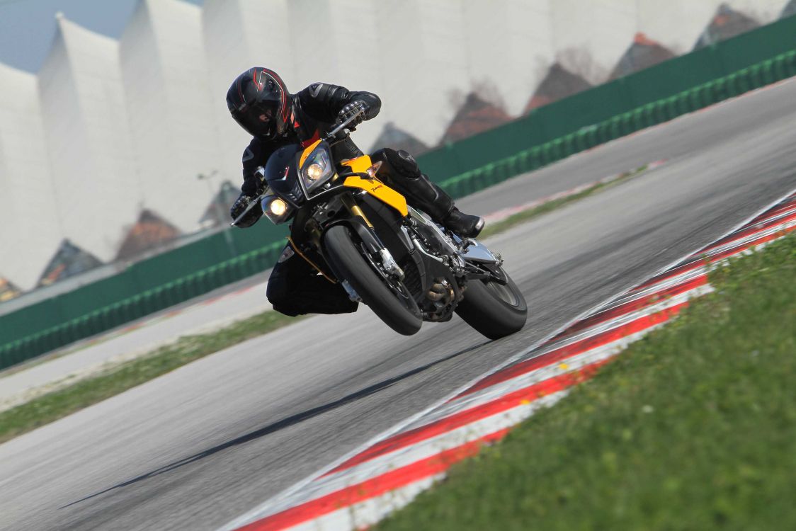 Homme en Veste Jaune et Noire Équitation Vélo de Sport Jaune Sur Piste Pendant la Journée. Wallpaper in 3307x2205 Resolution