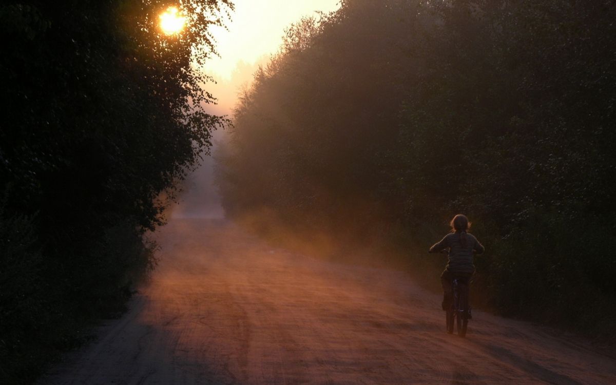 Hombre de Chaqueta Negra Caminando Por la Carretera Durante el Día. Wallpaper in 1920x1200 Resolution