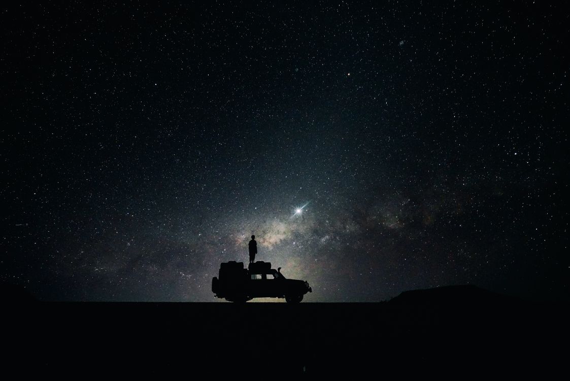 Silueta de un Hombre y Una Mujer Sentados en el Coche Bajo la Noche Estrellada. Wallpaper in 7042x4699 Resolution