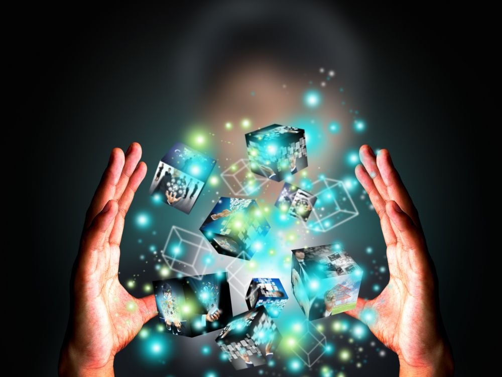 Personne Tenant Une Boule de Verre Verte et Bleue. Wallpaper in 2848x2136 Resolution