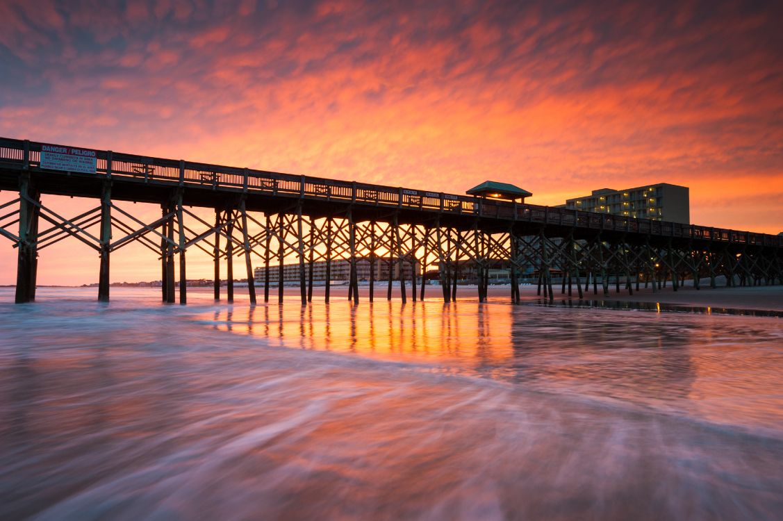 Schwarze Metallbrücke Über Dem Meer Bei Sonnenuntergang. Wallpaper in 4256x2832 Resolution