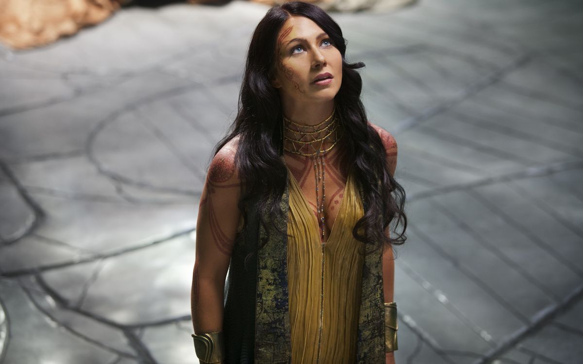 Frau im Schwarz-goldenen Ärmellosen Kleid. Wallpaper in 2560x1600 Resolution