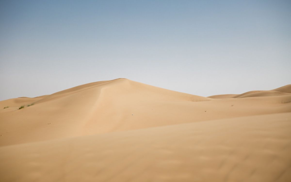 Tagsüber Brauner Sand Unter Blauem Himmel. Wallpaper in 2880x1800 Resolution