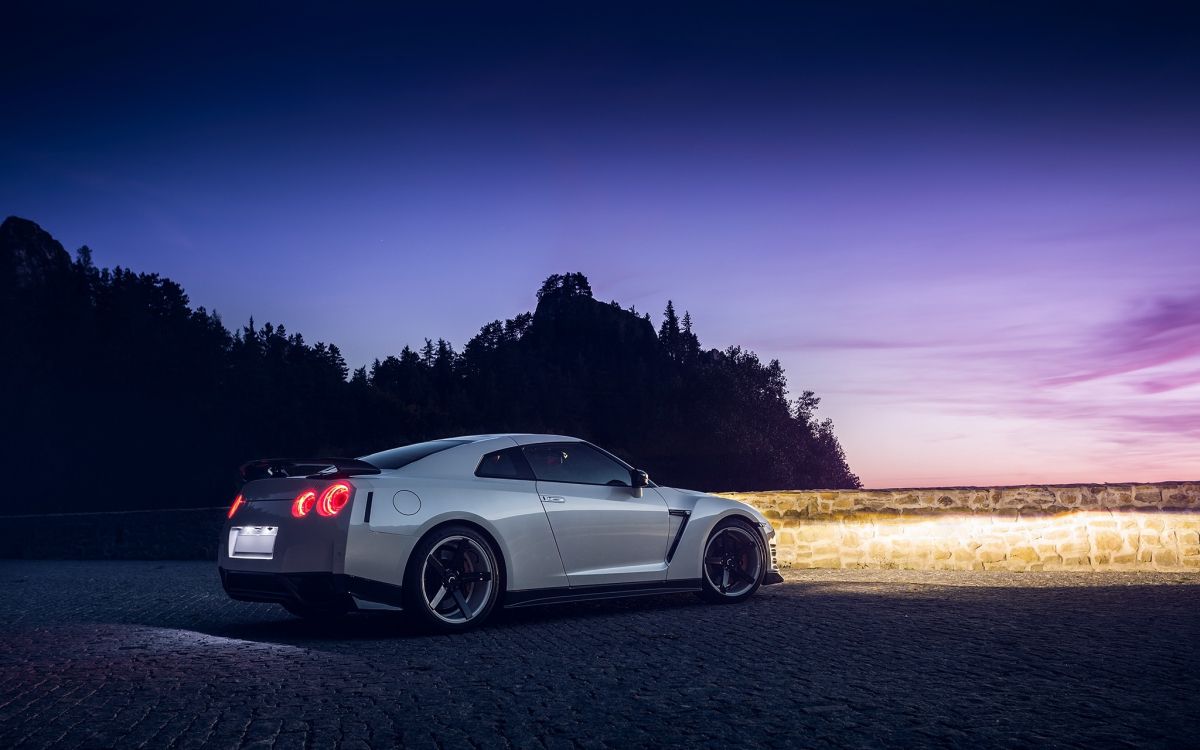 Porsche 911 Plateado en la Carretera Durante el Día. Wallpaper in 2048x1280 Resolution