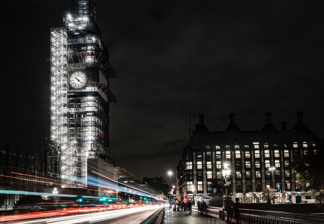 Zeitraffer-Fotografie Von Autos Auf Der Straße in Der Nähe Von Big Ben Während Der Nachtzeit. Wallpaper in 5590x3863 Resolution