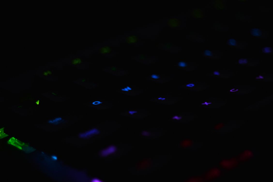 Teclado de Computadora Iluminado Púrpura y Rosa. Wallpaper in 6016x4000 Resolution