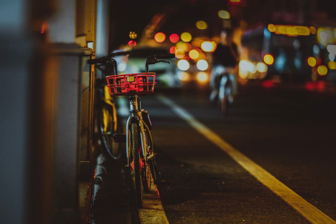 Vélo de Ville Rouge et Noir Garé Sur le Trottoir Pendant la Nuit. Wallpaper in 7712x5144 Resolution