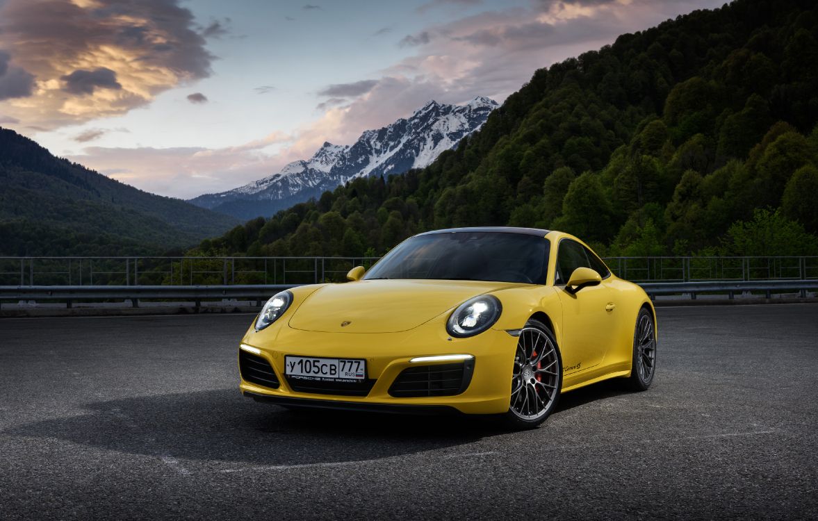 Porsche 911 Amarillo en la Carretera Cerca de la Montaña Durante el Día. Wallpaper in 4096x2610 Resolution