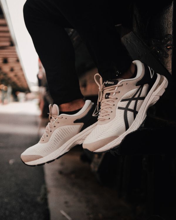 Person, Die Weiße Und Schwarze Nike-Sportschuhe Trägt. Wallpaper in 3634x4542 Resolution