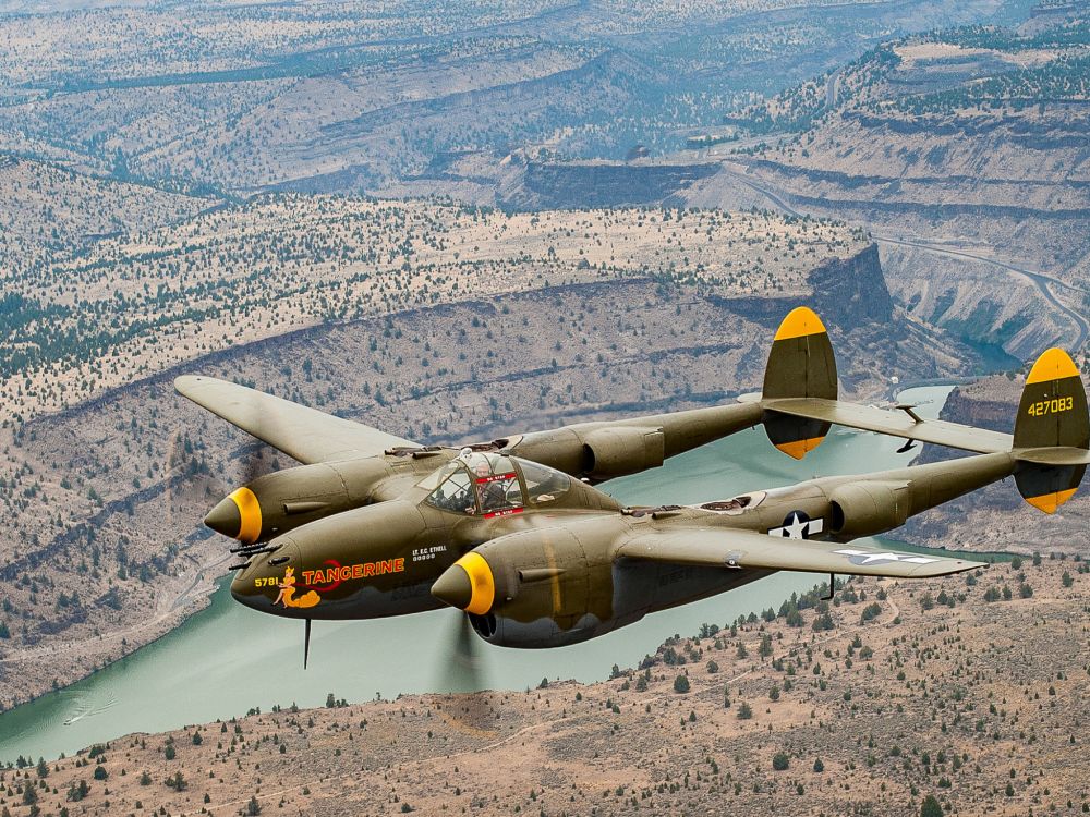 Grauer Kampfjet, Der Tagsüber Über Den Berg Fliegt. Wallpaper in 2048x1536 Resolution