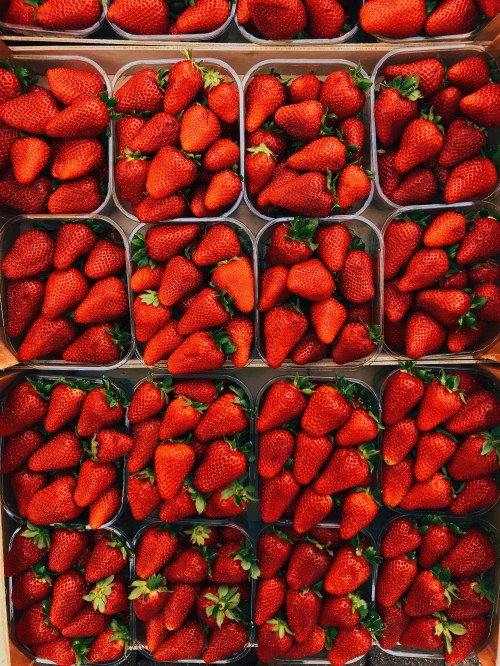 Image red strawberries on green plastic container