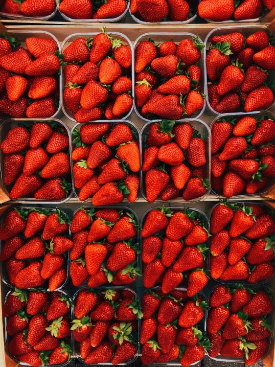 Rote Erdbeeren Auf Grünem Plastikbehälter. Wallpaper in 3024x4032 Resolution