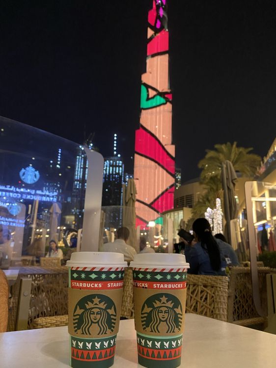 Dubaï, Burj Khalifa, Logo Starbucks 2011, Verrerie, Minuit. Wallpaper in 1536x2048 Resolution