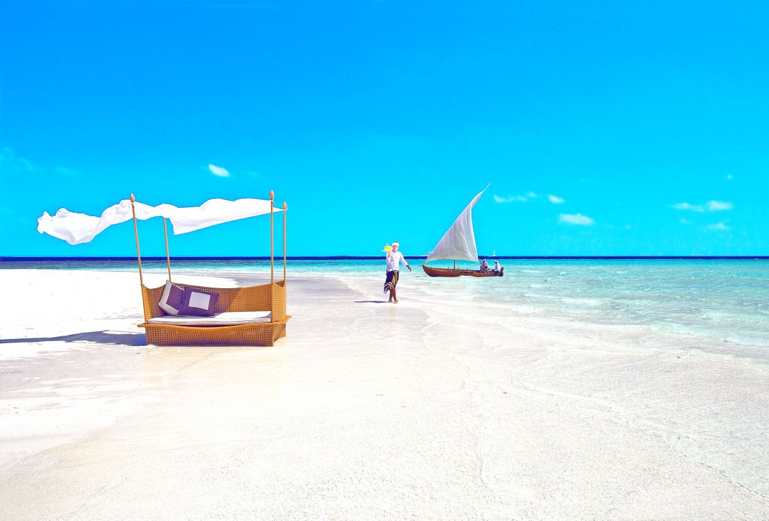 Personne en Chemise Bleue Debout Sur la Plage Pendant la Journée. Wallpaper in 3218x2181 Resolution