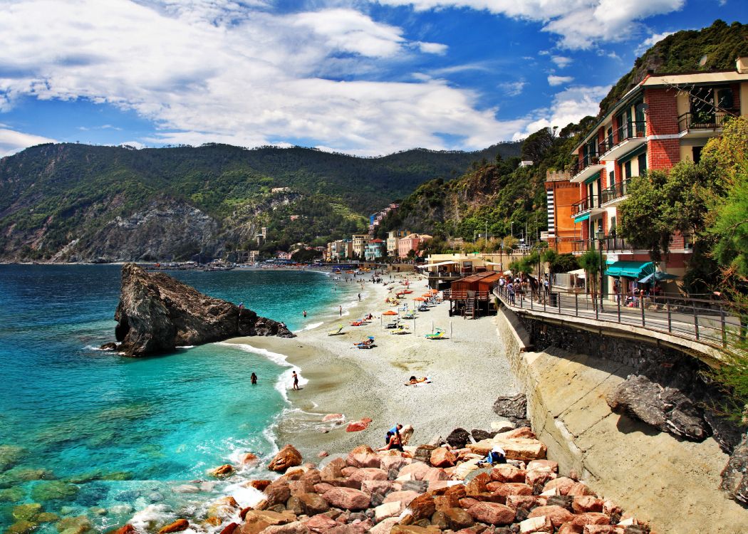 Les Gens Sur la Plage Pendant la Journée. Wallpaper in 3500x2500 Resolution