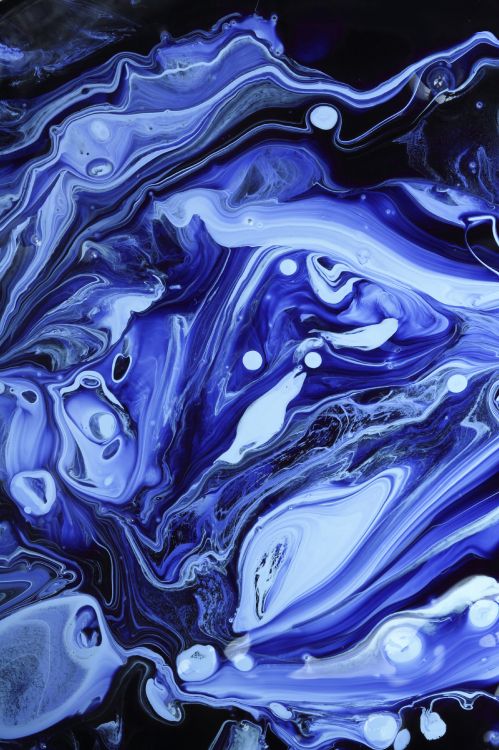 Wassertropfen Auf Blauem Wasser. Wallpaper in 2700x4052 Resolution