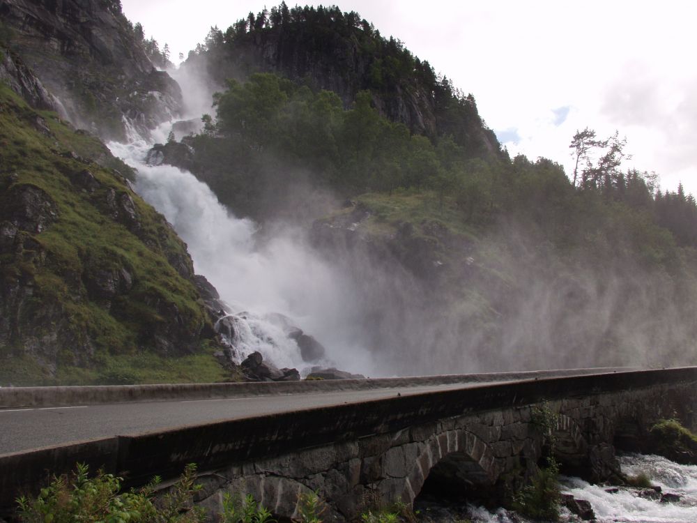 el Agua Cae Sobre el Puente. Wallpaper in 2560x1920 Resolution