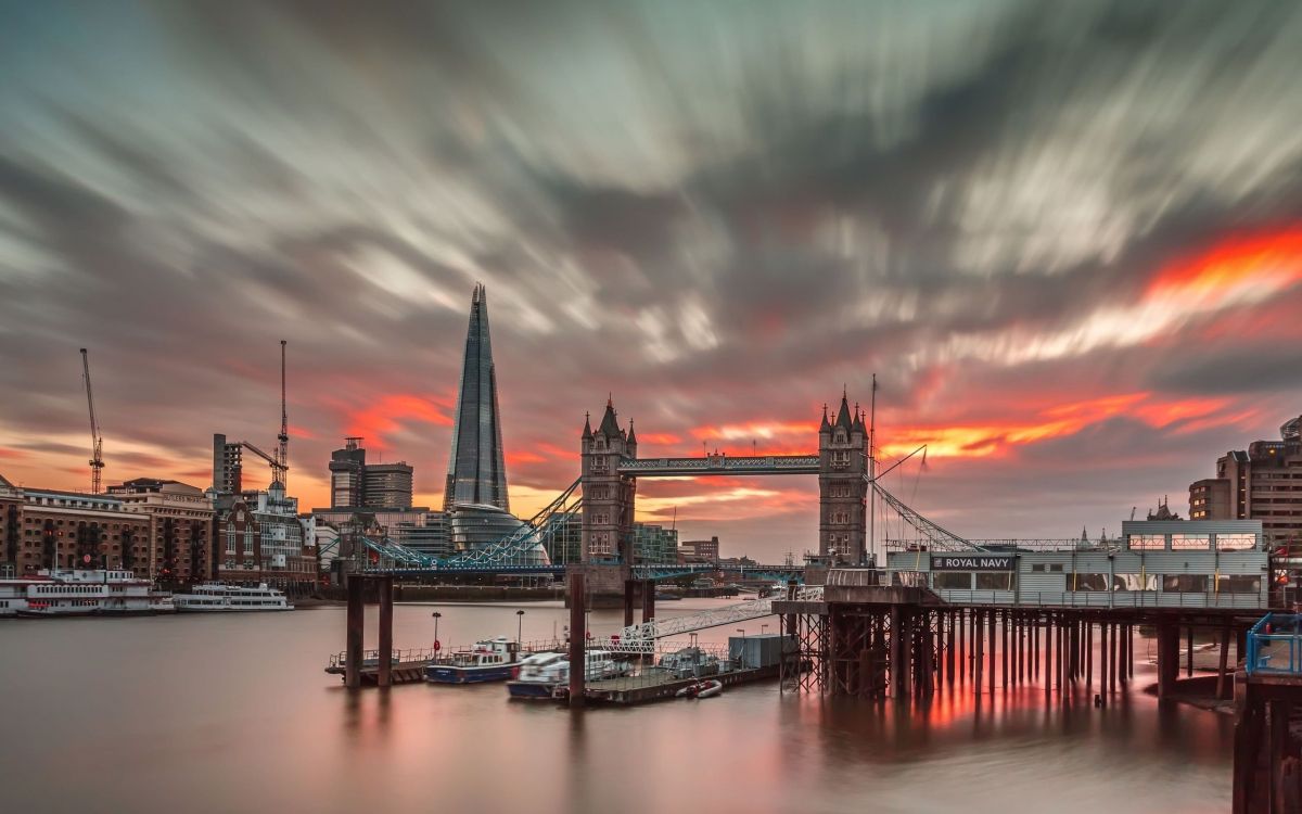 Brücke Über Gewässer Während Der Nacht. Wallpaper in 2560x1600 Resolution