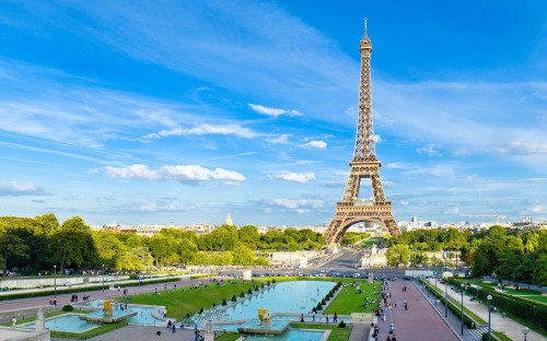 Image eiffel tower under blue sky during daytime