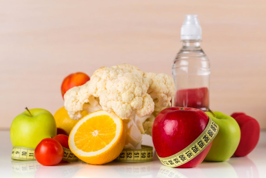 sliced lemon beside red apple fruit and garlic